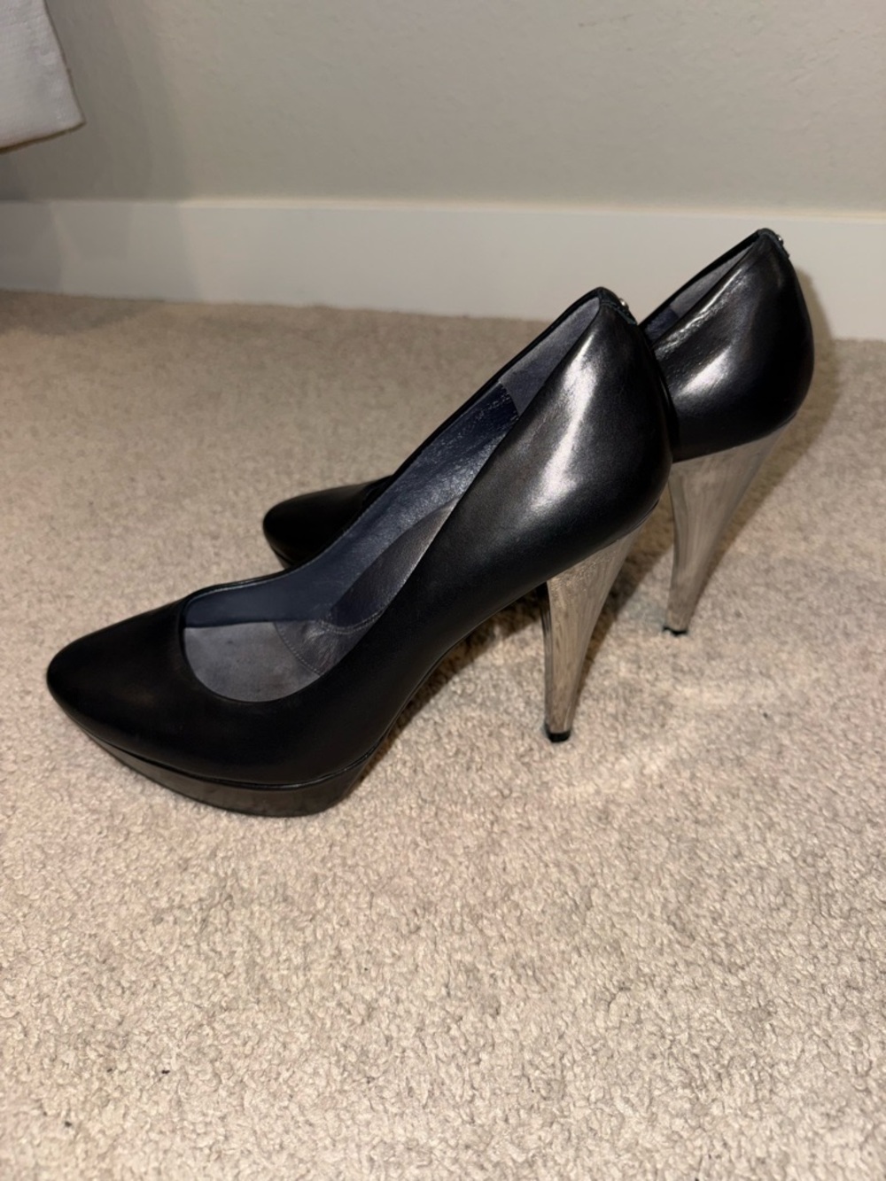 Kenneth Cole Black Ring True Pumps with Silver Heel - Sz 6